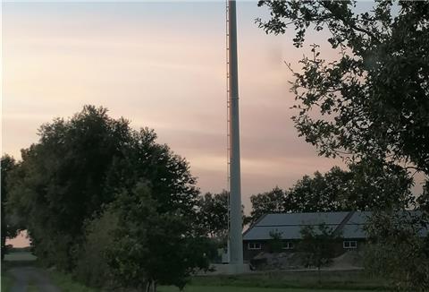 Der neue Funkmast in Breddorf steht schon mal.