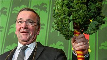 Der neue Grünkohlkönig Boris Pistorius (SPD, r), Bundesverteidigungsminister, und Jürgen Krogmann (SPD), Oberbürgermeister der Stadt Oldenburg, beim „Defftig Ollnborger Gröönkohl-Äten“.