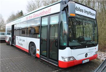 Linienbus steht auf einem Parkplatz.