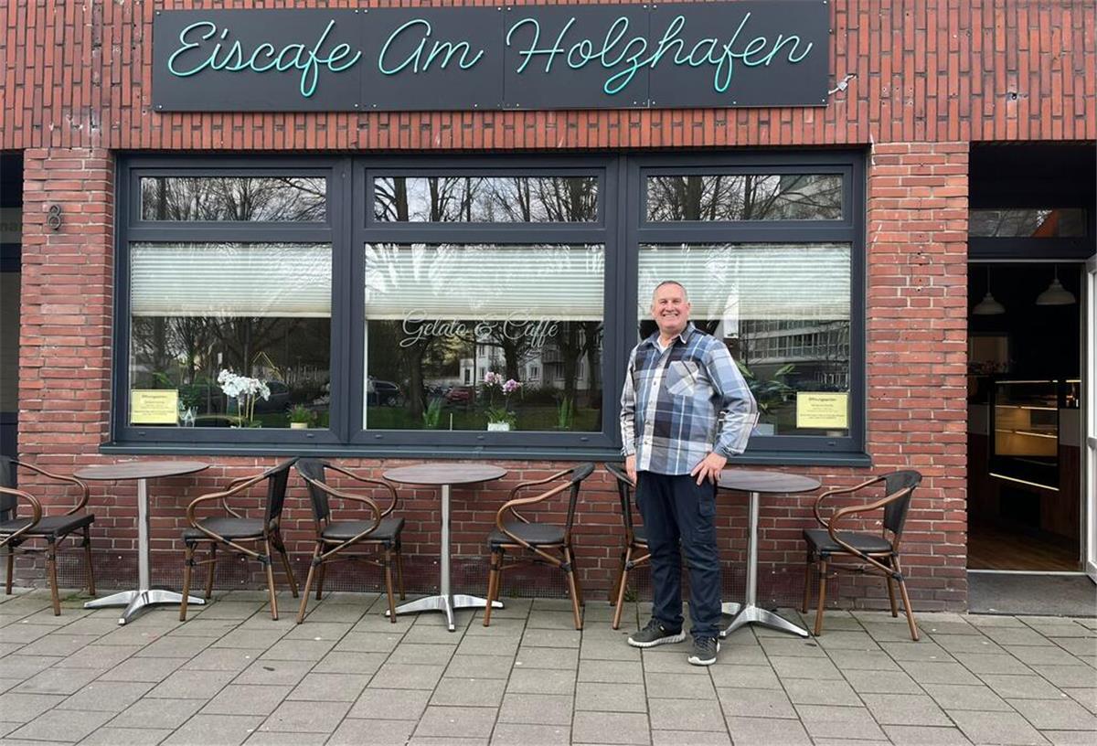 Neues Eiscafé in Bremerhaven: Schlossermeister verkauft Kuchen und Eis am Holzhafen Der neue Inhaber des Eiscafés am Holzhafen Michael Bogumil bietet zusammen mit seiner Familie Eis, Kuchen und mehr an.