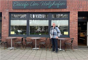 Der neue Inhaber des Eiscafés am Holzhafen Michael Bogumil bietet zusammen mit seiner Familie Eis, Kuchen und mehr an.
