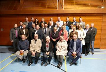 Der neue Loxstedter Gemeinderat hat in dieser Woche seine Arbeit aufgenommen. Gruppenfoto mit Frauen und Männern.