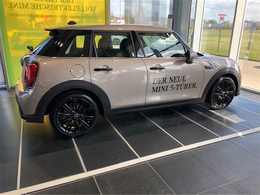 Der neue MINI One 5-Türer bietet jede Menge Platz.