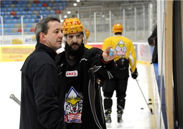 Der neue Pinguins-Trainer Thomas Popiesch (links) im Gespräch mit Verteidiger Cody Lampl. Foto Scheschonka