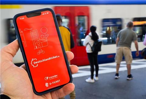 Die App «Deutschlandticket.de» ist auf dem Display eines Smartphones zu sehen.
