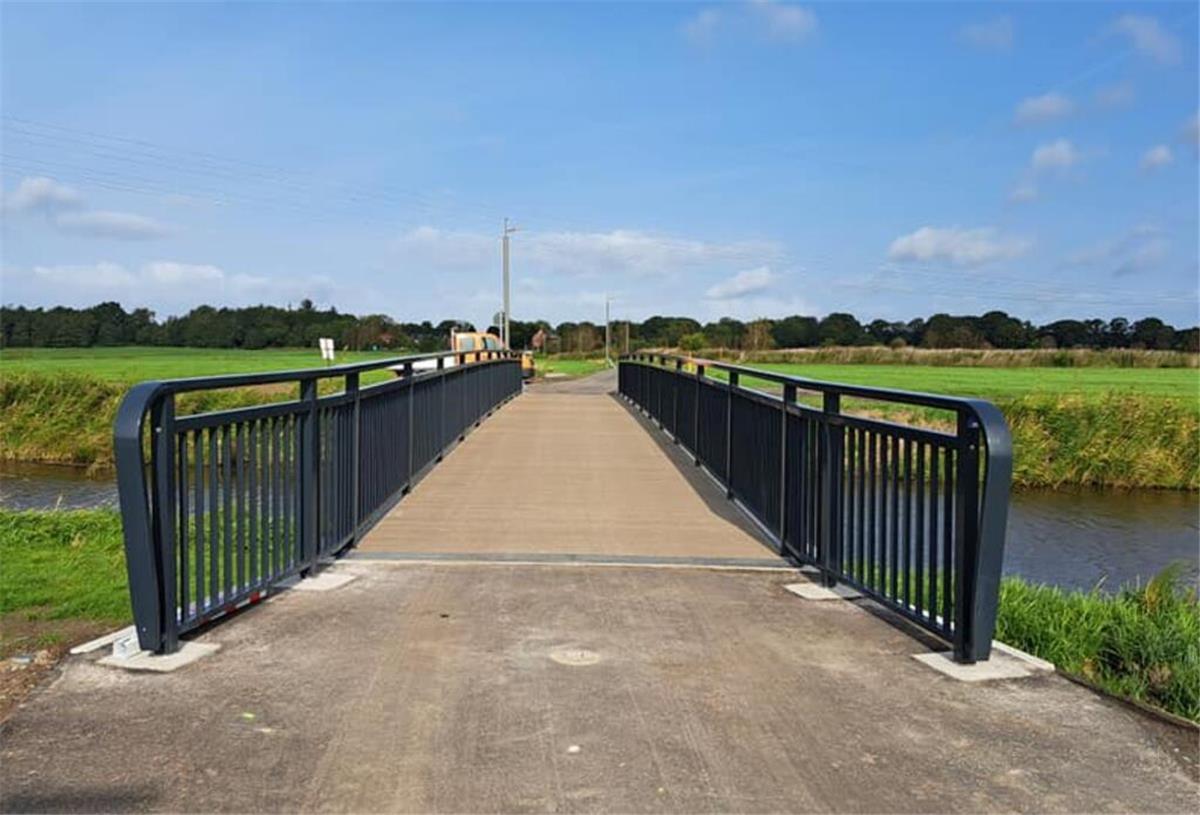 Alles neu: Radweg von Schiffdorf nach Spaden ist wieder frei Der Radweg ist eröffnet: Der Schiffdorfer Bürgermeister Henrik Wärner (CDU) durchtrennt symbolisch eine Kette auf der neuen Brücke über die Alte Geeste.