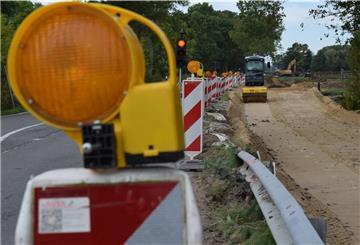 Der neue Radweg zwischen Brückenhof und Langwarden wird rund 3,3 Kilometer lang. Jetzt befinden sich die Arbeiten in einer Phase, in der die angrenzende Landesstraße (links) vorübergehend gesperrt werden muss.