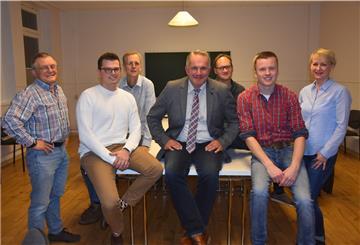 Der neue Rat der Gemeinde Hamersen mit Bürgermeister Gerd Kaiser (Mitte). 