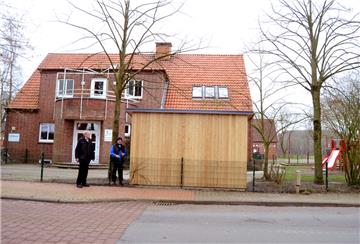 Der neue Schuppen vor dem Kindergarten in Stinstedt bietet Platz für Spielzeug und Geräte. Das Gebäude passe dort aber optisch überhaupt nicht hin, meint Harald Wrede (links), der auch Mitglied im Gemeinderat ist.