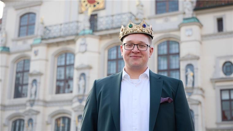 Der neue schwule Heidekönig ist nun in Amt und Würden. 