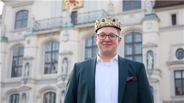 Der neue schwule Heidekönig ist nun in Amt und Würden. 