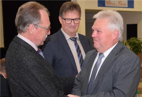 Der neue Selsinger Gemeindebürgermeister Bernd Schleßelmann (CDU, rechts) nimmt die Glückwünsche seines Vorgängers Reinhard Aufdemkamp (links) entgegen, der nach 15 Jahren Amtszeit nicht wieder kandidiert hatte. Mit ihnen freut sich der Ratsälteste Lüder Müller.
