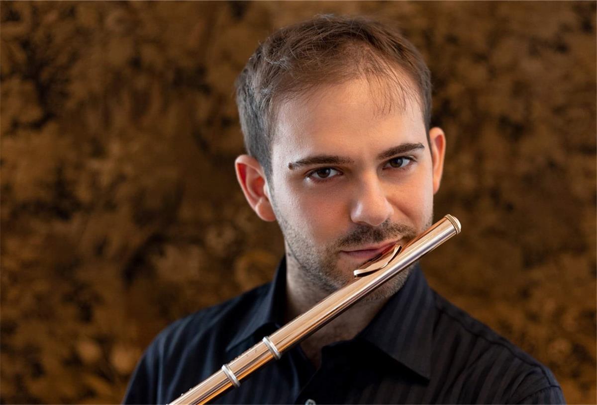 Bremerhaven: 6. Sinfoniekonzert im Stadttheater Der neue Soloflötist Carmineluigi Amabile ist der Solist im Sinfoniekonzert. Er spielt ein Concertino der französischen Komponistin Cécile Chaminade.