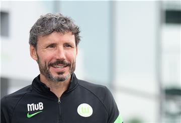 Der neue Trainer der Wölfe, Mark van Bommel, möchte vor dem Bundesliga-Auftakt nicht mehr über seinen Wechselfehler in Münster sprechen. Die Selbstironie des VfL gefällt dem 44-jährigen Niederländer allerdings: „Es ist schön, wie der Verein damit umgeht.“