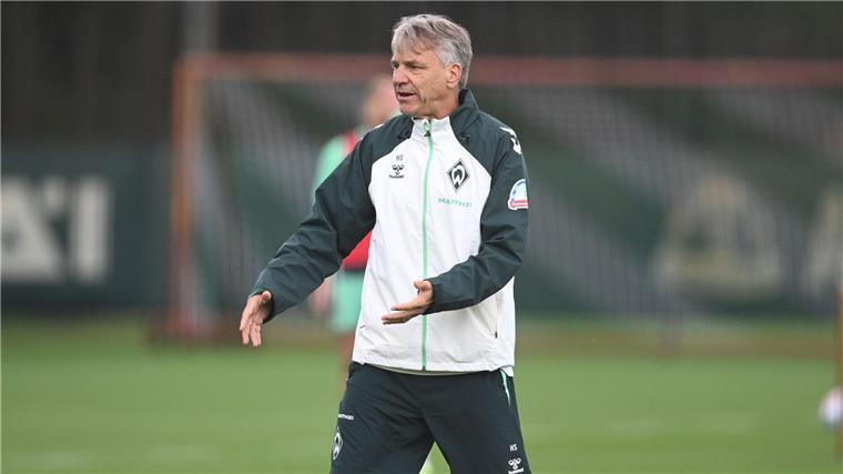 Der neue Trainer Horst Steffen beim Trainingsauftakt von Werder Bremen.