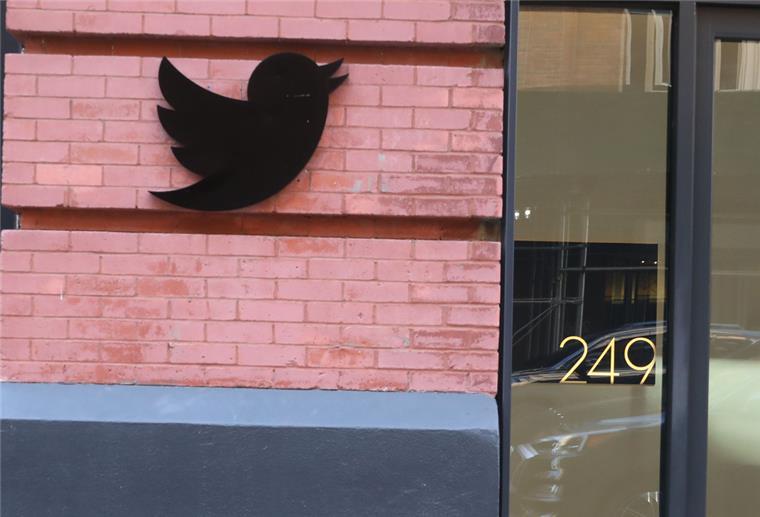  Das Twitter-Logo hängt außen an den Büros in der 249 17th Street in Chelsea. 