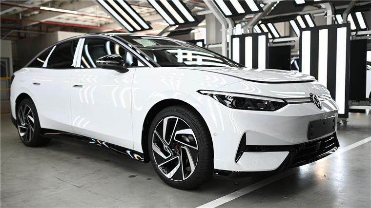 Volkswagen startet ID.7-Fertigung Der neue vollelektrischen ID.7. von Volkswagen steht im VW-Werk Emden in der Produktionshalle.