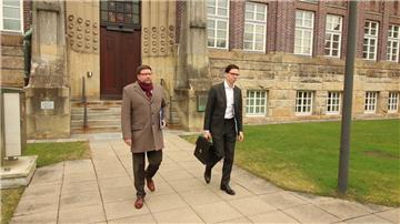 Der neue Vorstandschef der Elsflether Werft, Axel Birk (links), und der vorläufige Insolvenzverwalter Tobias Brinkmann verlassen das Nordenhamer Amtsgericht. 