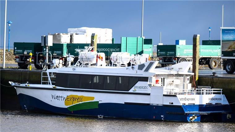 Der neue „WattnExpress“ liegt im Hafen.
