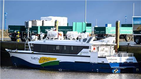 Der neue „WattnExpress“ liegt im Hafen.