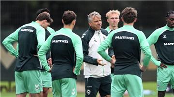 Der neue Werder-Trainer Horst Steffen und seine Spieler.