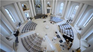Der neugestaltete Innenraum der Sankt Hedwigs-Kathedrale am Bebelplatz in Berlin-Mitte. Zentrales Element ist der mittig aufgestellte Altar in Form einer Halbkugel. 
