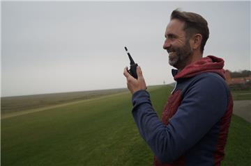 Der Neuwerker Steffan Griebel führt die Filmcrew zu den Drehorten auf der Insel. Sein Funkgerät trägt er zurzeit ständig bei sich.