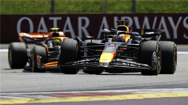 Verstappen gewinnt Formel-1-Sprint in Österreich Der Niederländer Max Verstappen (r) behauptet sich gegen den Briten Lando Norris (l).