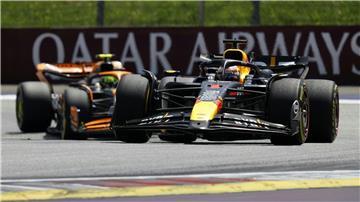 Der Niederländer Max Verstappen (r) behauptet sich gegen den Briten Lando Norris (l).