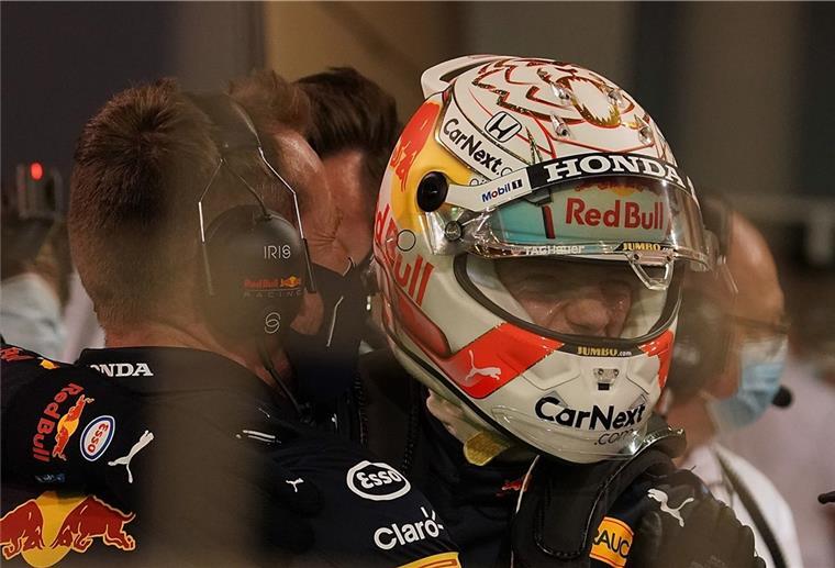Der niederländische Fahrer Max Verstappen (rechts) vom Team Red Bull Racing jubelt mit einem Mechaniker über die Pole Position. 
