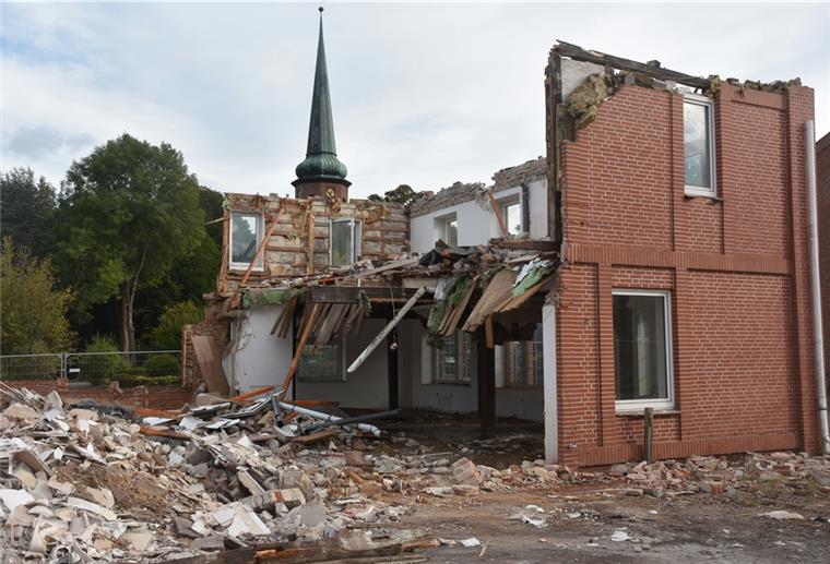 Letzte Wände des „Niedersachsenhofs“ sind gefallen Der „Niedersachsenhof“ am Montagabend. Nur ein kleiner Rest stand noch, den sich die Abrissbagger heute vornehmen wollten. In den nächsten Tagen machen sie sich über den ehemaligen Saal her. Drei bis vier Wochen werden die Abrissarbeiten noch dauern.