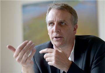 Der niedersächsische Umweltminister Stefan Wenzel (Grüne) sieht unter anderem einen städtebaulichen Vertrag zwischen der Gemeinde Hagen im Bremischen und dem Abbruchunternehmen Freimuth als Weg, um die Sorgen der Bürger auszuräumen.  Foto Peter Steffen/dpa