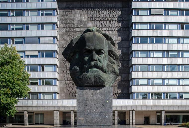 Der „Nischel“ (Kopf), wie die Chemnitzer ihre riesige Marx-Skulptur nennen, ist nur eine von vielen Sehenswürdigkeiten in der Kulturhauptstadt 2025. Der 40 Tonnen schwere, riesige Philosophenkopf aus Bronze gilt als die zweitgrößte Porträtbüste der Welt. Sie stammt vom russischen Bildhauer Lew Kerbel (1917-2003) und wurde am 9. Oktober 1971 enthüllt. (Archivbild)