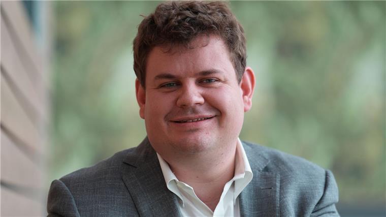ChatGPT-Produktchef Turley legt Handy am Wochenende weg Der Norddeutsche Nicholas Turley hat ChatGPT mit groß gemacht - und legt dennoch Wert auf smartphonefreie Zeiten.
