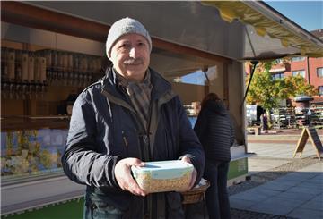 Der Nordenhamer Jochen Dudeck ist Stammkunde beim Unverpackt-Truck auf dem Wochgenmarkt.