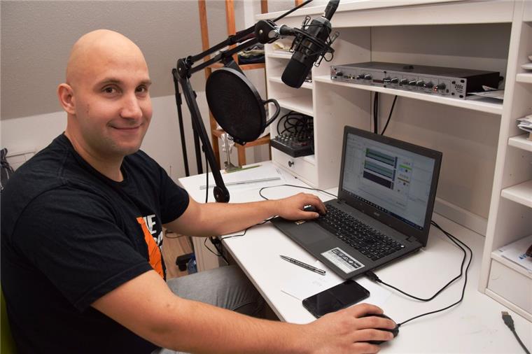 Nordenhamer Lehrer moderiert bei Radio Helgoland Der Nordenhamer Lehrer Dennis Tosun ist seit Januar dieses Jahres ehrenamtlicher Moderator des Internetsenders Radio Helgoland. Seine Sendungen moderiert er meistens von zu Hause aus.