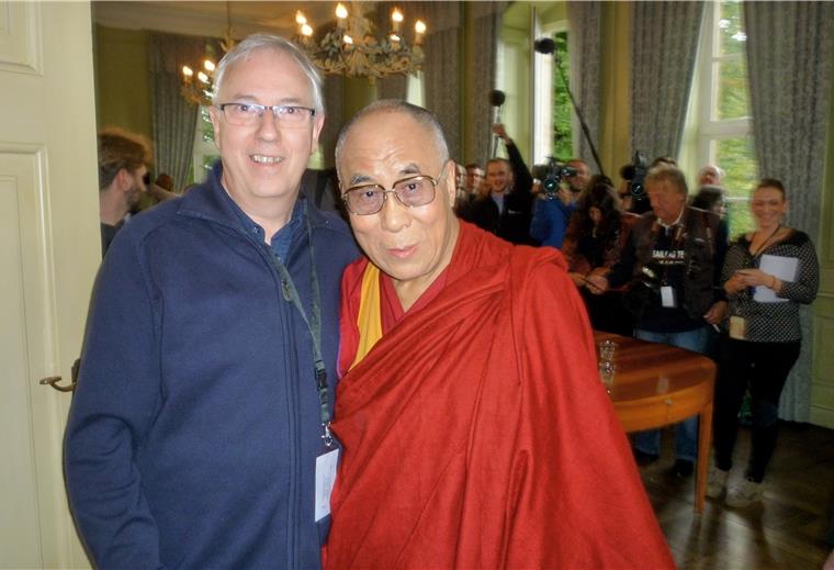 Nordenhamer sammelt für tibetisches Blindenprojekt Der Nordenhamer Rudiger Pilny hat den Dalai Lama inzwischen viermal getroffen. Er ist freier Mitarbeiter des Bürgerfunk-Senders Radio Weser-TV.