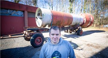 Der Nordholzer Andreas Wunderlich hat einen alten Leuchtturm gekauft. Das elf Meter lange Unterfeuer wurde von Wilhelmshaven nach Nordholz per Spedition Transportiert.