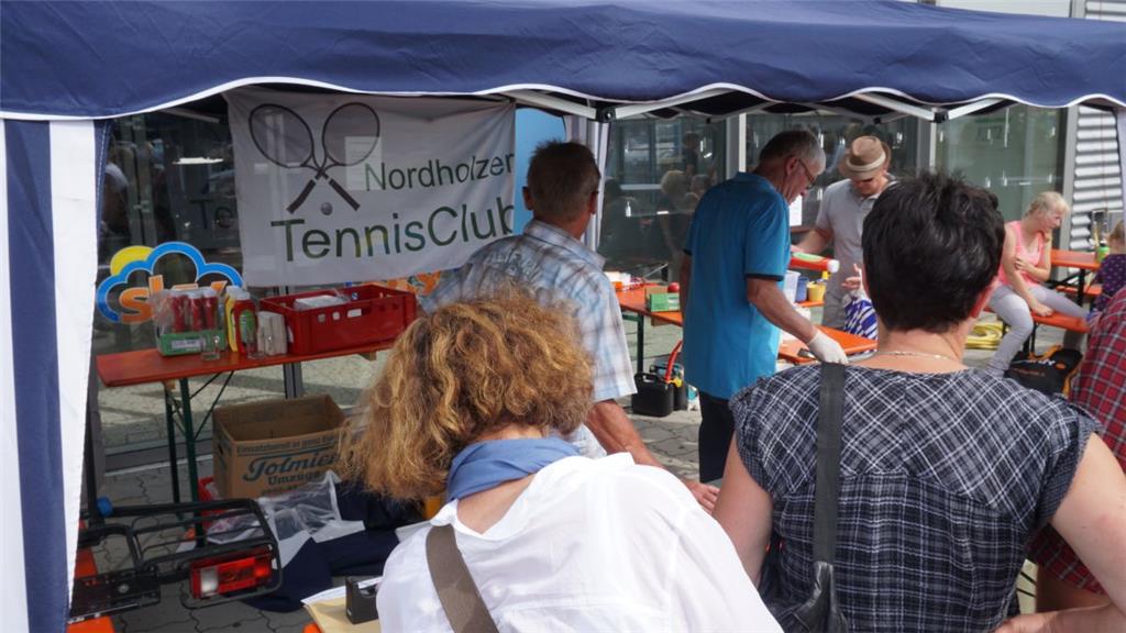 Der Nordholzer Tennis-Club war auf dem Flohmarkt ebenfalls vertreten. 
