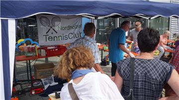 Der Nordholzer Tennis-Club war auf dem Flohmarkt ebenfalls vertreten. 