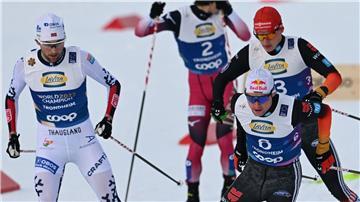Der Norweger Jarl Magnus Riiber (l) ist sauer auf das deutsche Team um Vinzenz Geiger (vorne) und Julian Schmid (r).