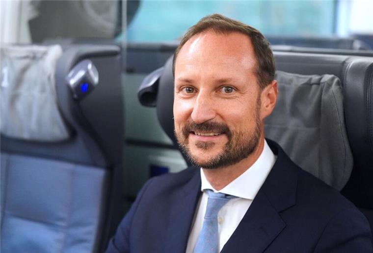 Der norwegische Kronprinz Haakon ist im ICE von Hamburg nach Berlin gereist.