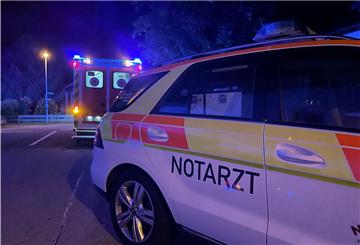 Ein Notarzt-Fahrzeug und ein Rettungswagen. 