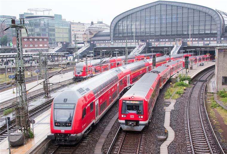 Der Oberleitungsschaden ist behoben, der Bahnverkehr in Richtung Norden fährt wieder.