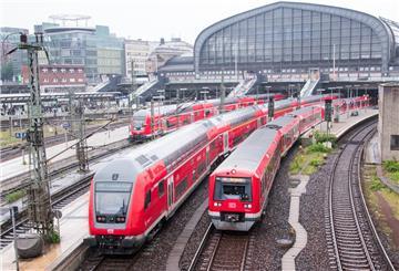 Der Oberleitungsschaden ist behoben, der Bahnverkehr in Richtung Norden fährt wieder.