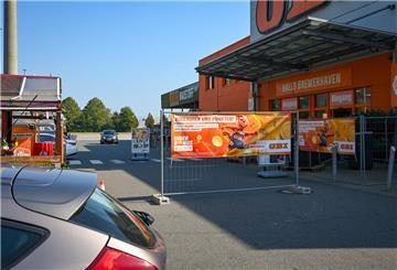 Der OBI-Markt hat sicherheitshalber seinen Parkplatz für die Durchfahrt gesperrt.