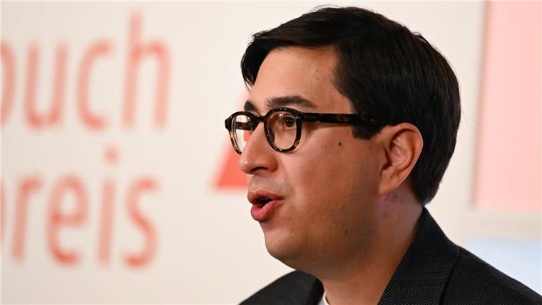 Buchpreisträger Tonio Schachinger liest im WG-Keller Der österreichische Autor Tonio Schachinger hat für seinen Roman „Echtzeitalter“ den Deutschen Buchpreis 2023 ethalten. Jetzt liest er in einem WG-Keller in Erlangen.
