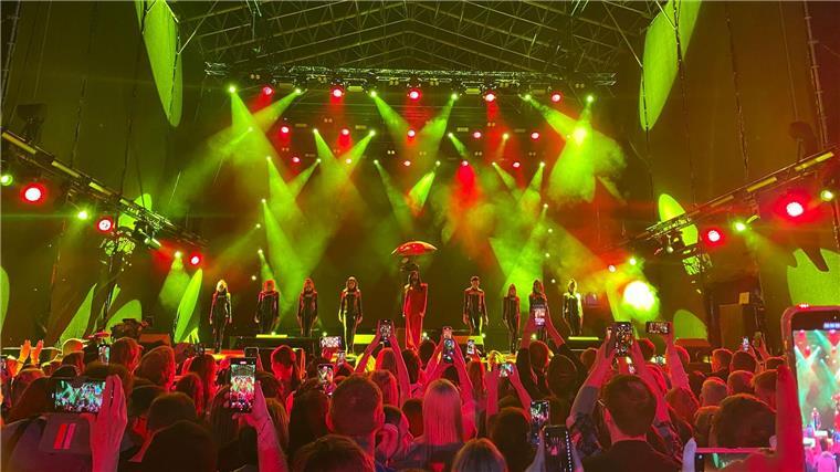 Der österreichische ESC-Star Conchita Wurst tritt bei einem  „Kissing Tartu“-Konzert auf.