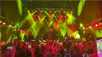 Der österreichische ESC-Star Conchita Wurst tritt bei einem  „Kissing Tartu“-Konzert auf.