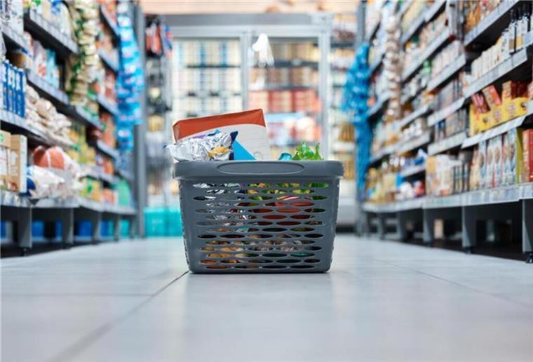 Ein Einkaufskorb steht mit Produkten gefüllt auf dem Boden. Der Online-Supermarkt Picnic liefert nicht mehr zum Brennpunkt-Hochhaus „Weißer Riese“ in Duisburg. Das Unternehmen hat Angst um die Sicherheit seiner Mitarbeiter.